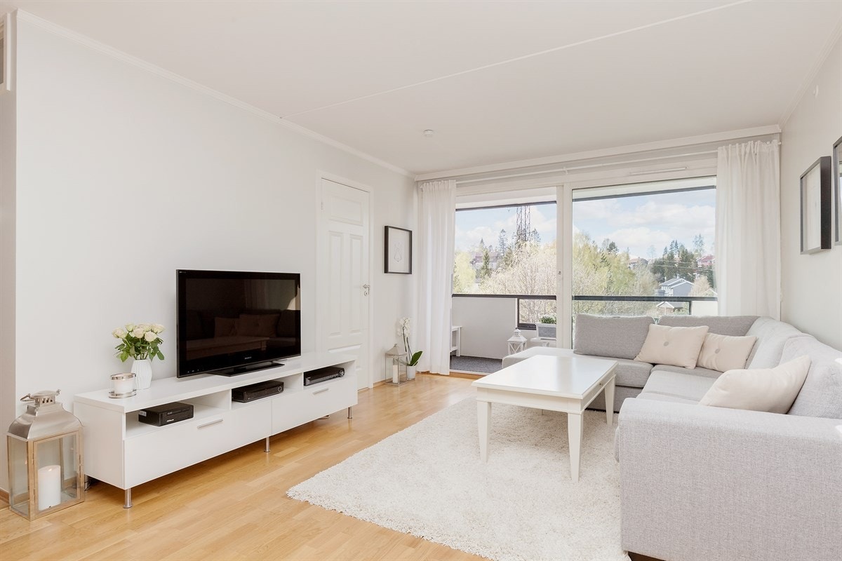 Lys og luftig stue med utgang til veranda Galleribilde