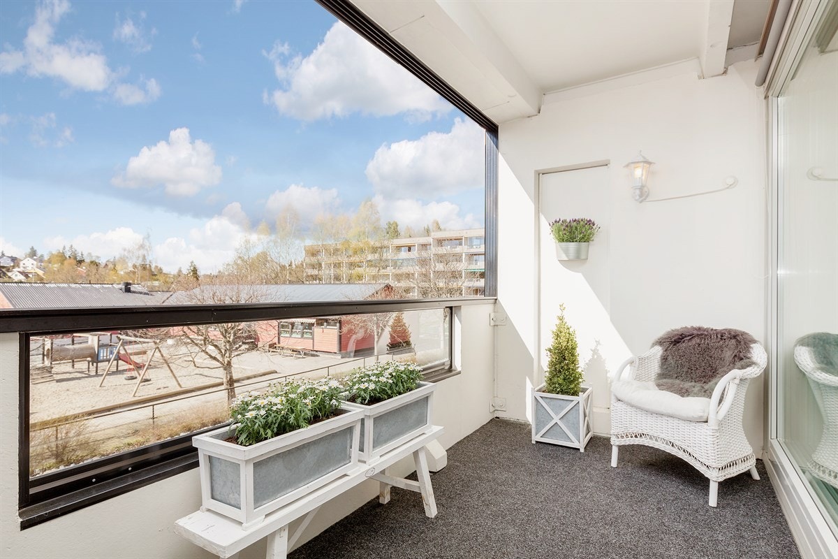 Verandaen ligger helt usjenert til og har ettermiddags-/kveldssol Galleribilde