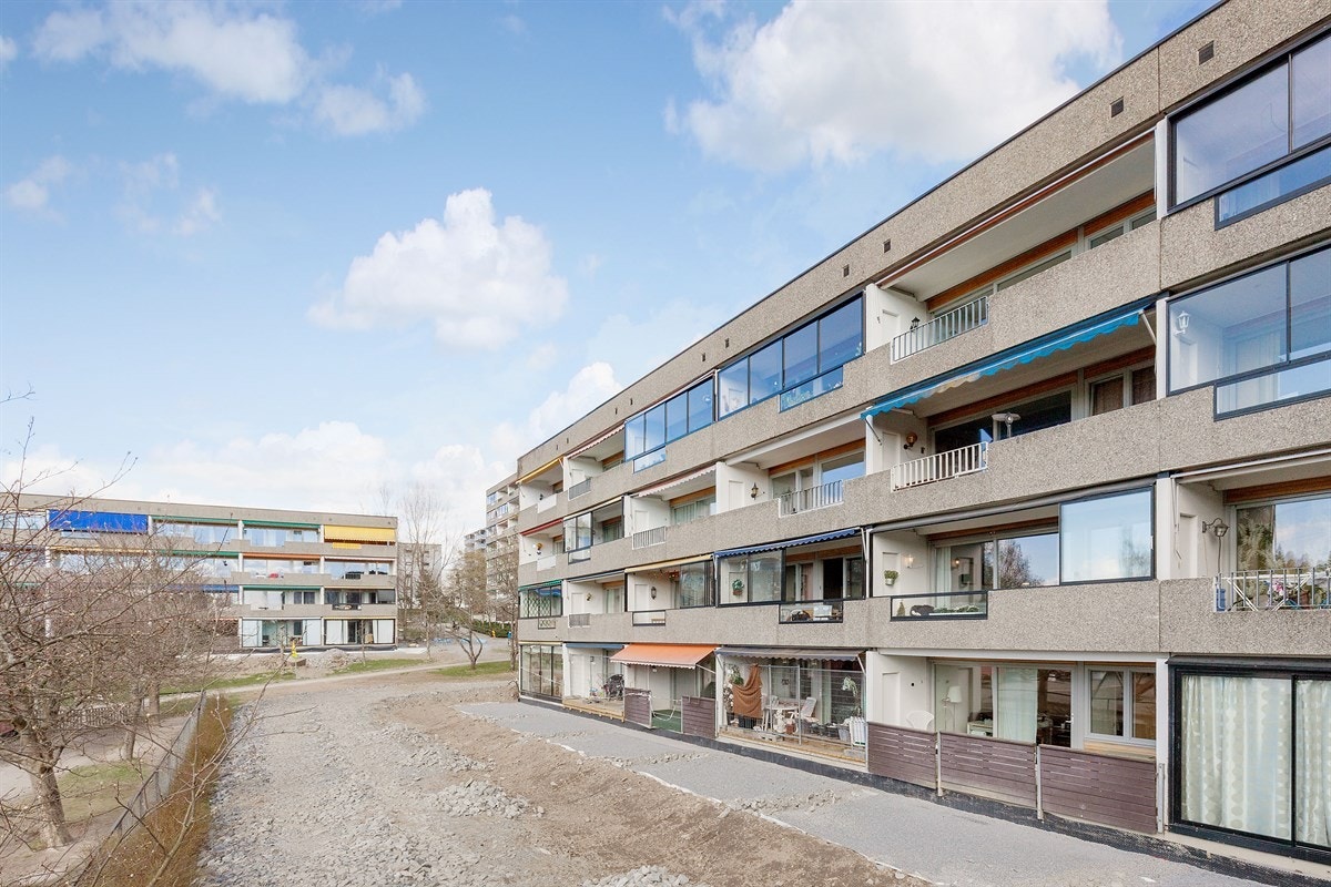 Leiligheten har fin intern plassering i ytterkant av borettslaget mot Mærradalen Galleribilde