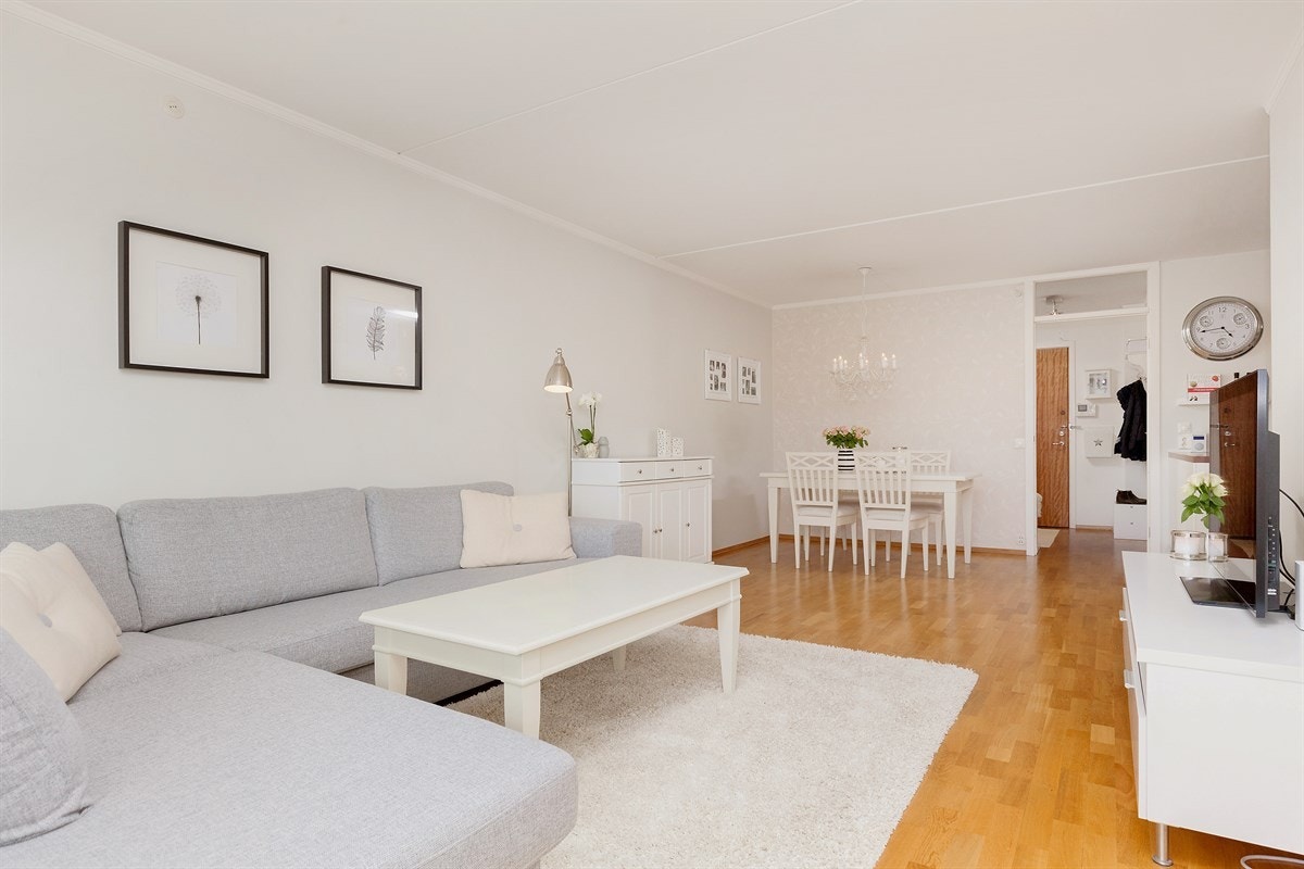 Stuen er romslig med god plass til både sofagruppe og spisebord Galleribilde