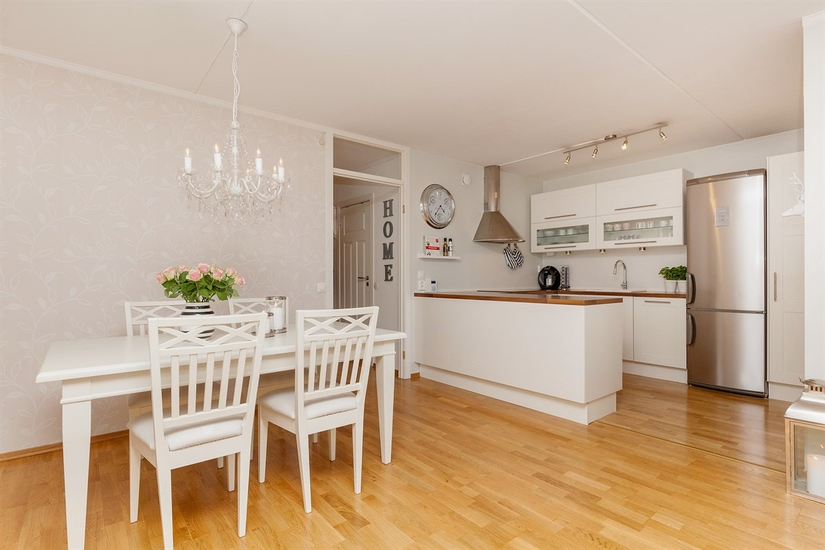 Åpen kjøkkenløsning gir en god romfølelse og skaper en hyggelig atmosfære Galleribilde