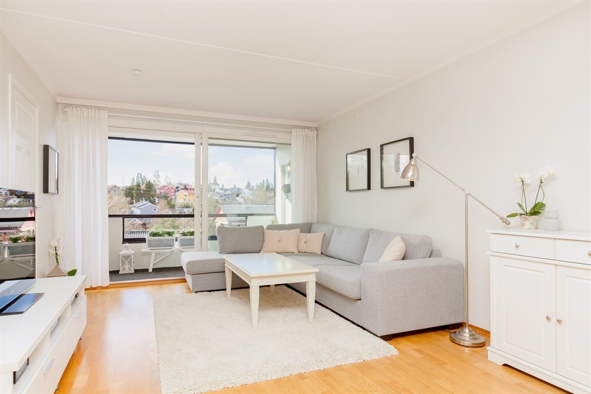 Leiligheten har en moderne standard med parkettgulv og lyse overflater Galleribilde