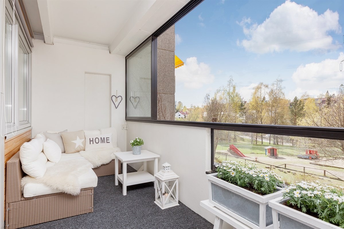 Stor, flott og innglasset veranda med fritt utsyn mot Mærradalen og villabebyggelsen på Røa Galleribilde