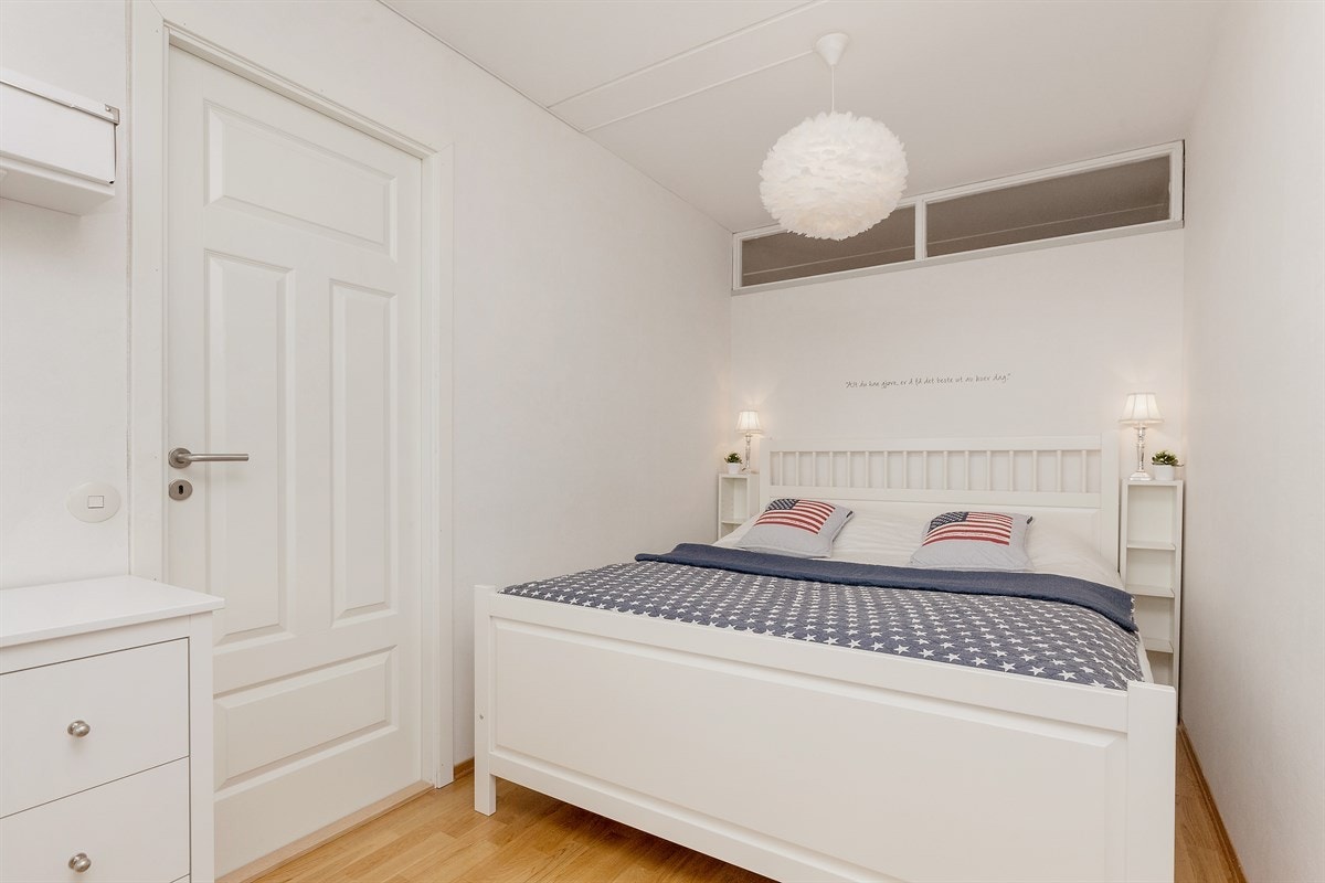 Hyggelig soverom som vender ut mot stille grøntområde Galleribilde