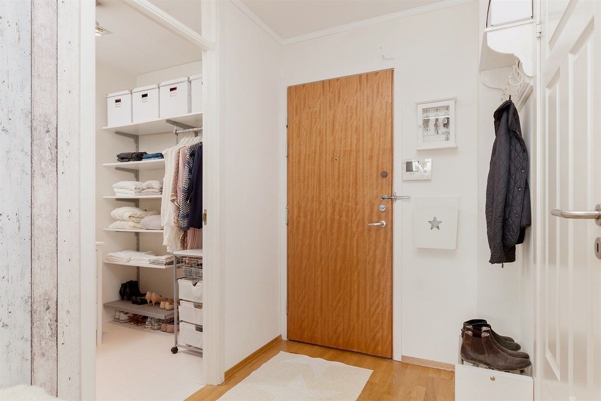 Inngang fra entrèen til walk-in garderobe Galleribilde