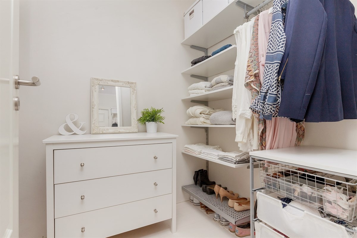 Walk-in garderoben er meget praktisk innredet med flott hyllesystem Galleribilde