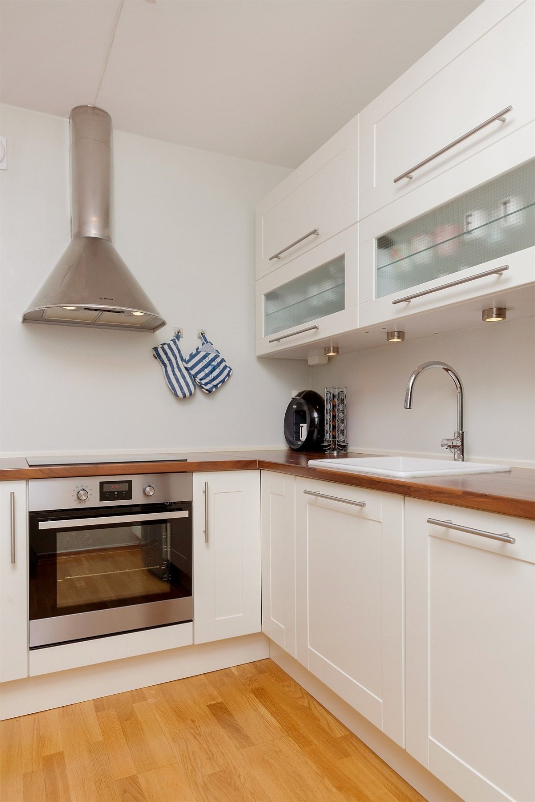 Kjøkkenet har godt med skap- og benkeplass Galleribilde