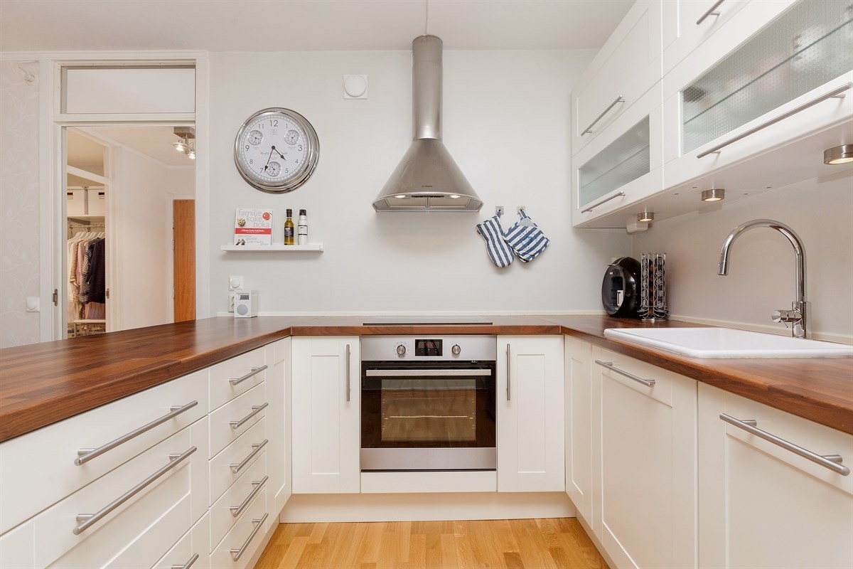 Praktisk og tidsrikig kjøkken med integrert ovn/koketopp og oppvaskmaskin Galleribilde