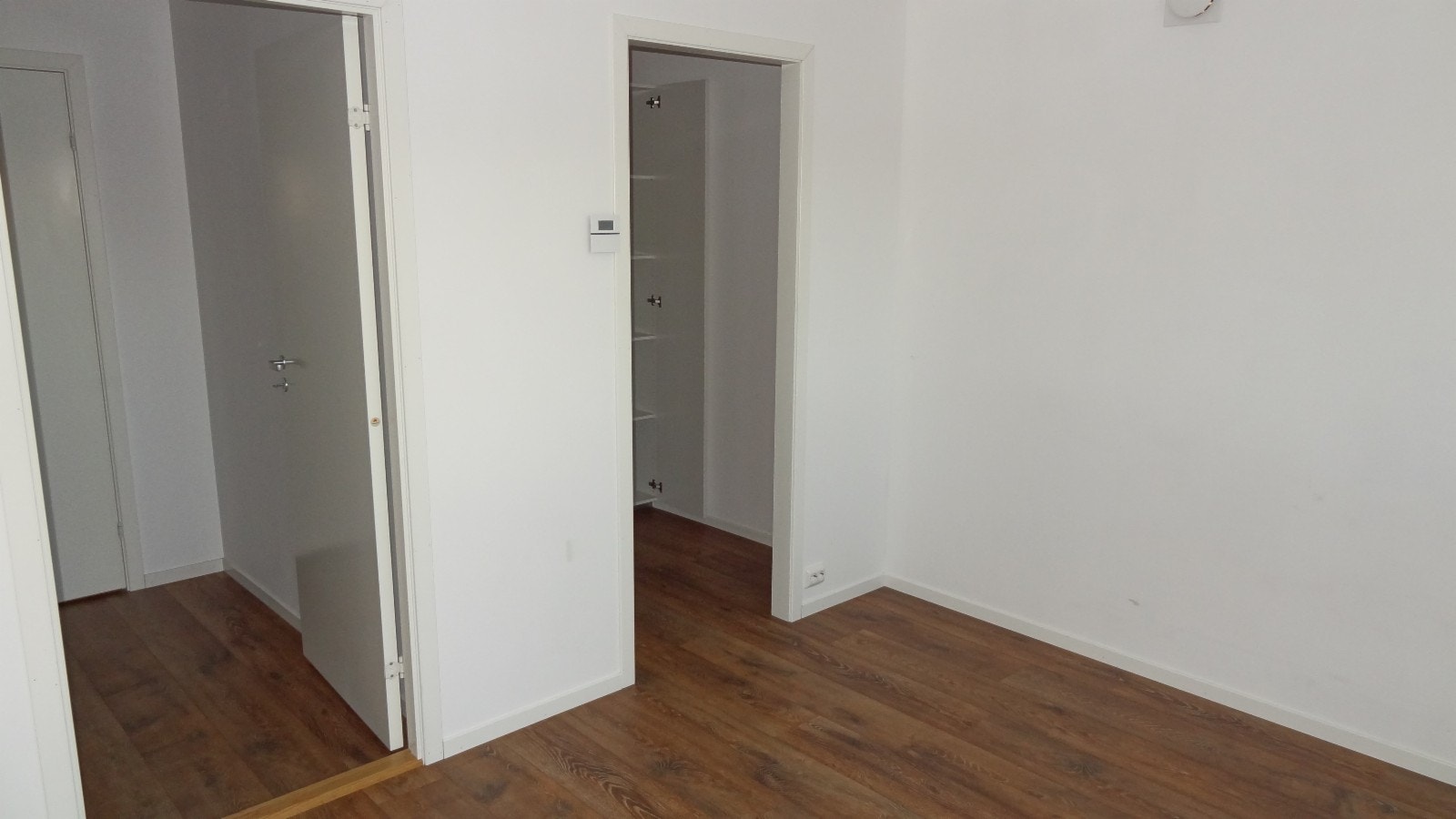 Soverom med walk in closet Galleribilde