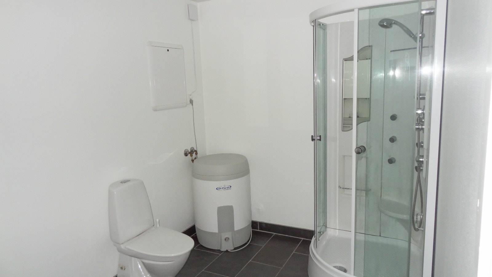 Stort bad med massasjedysj Galleribilde