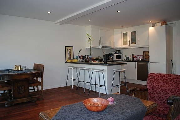 stue i 1. etasje med åpen kjøkkenløsning Galleribilde