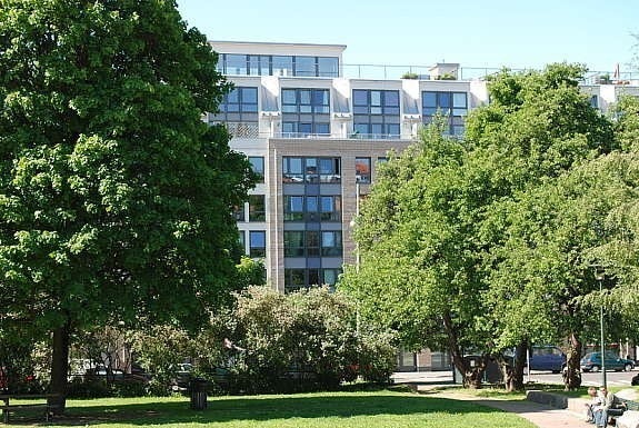 utsikt til fasade fra park Galleribilde