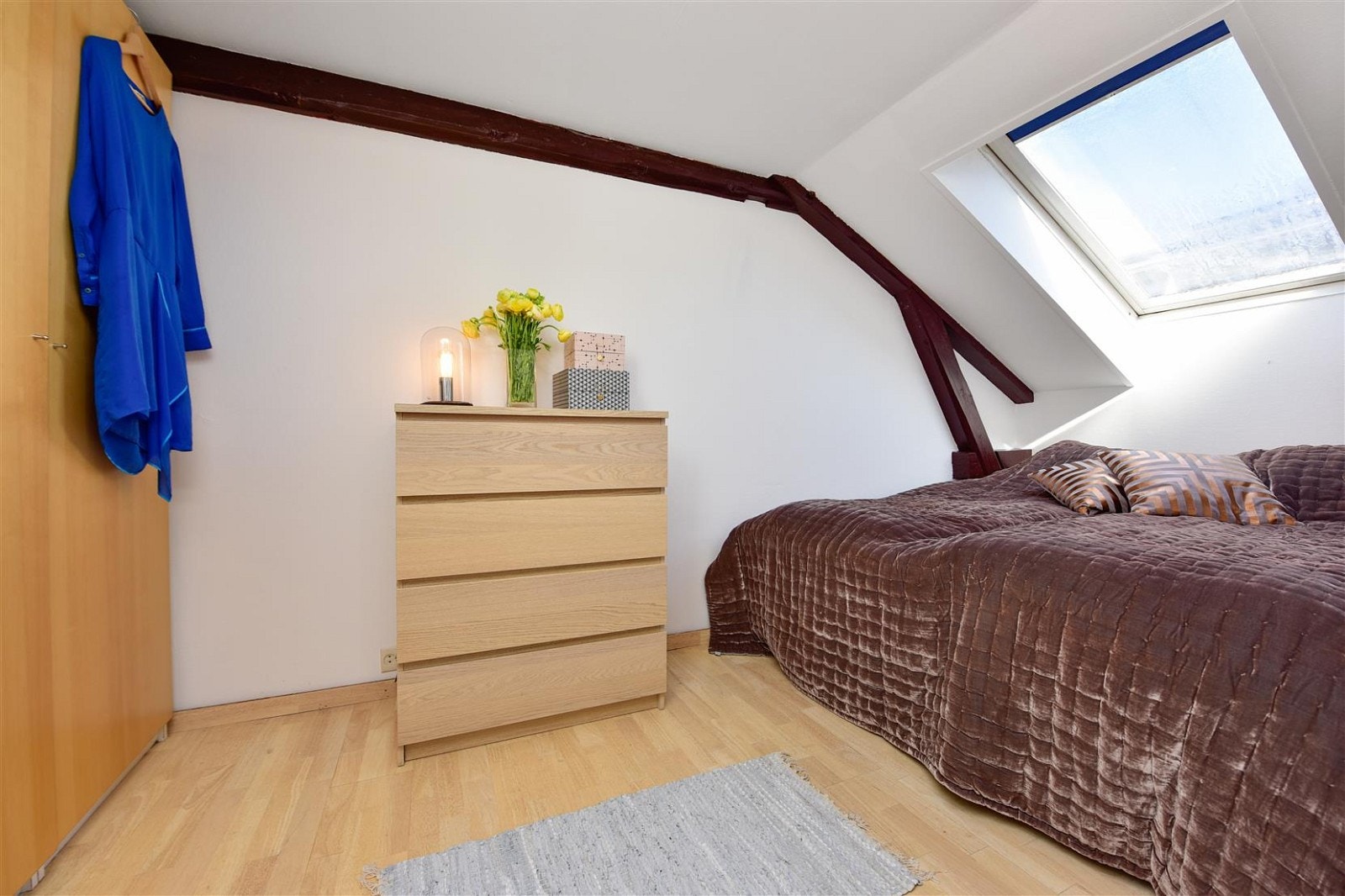 Lyst soverom med takvindu. Galleribilde