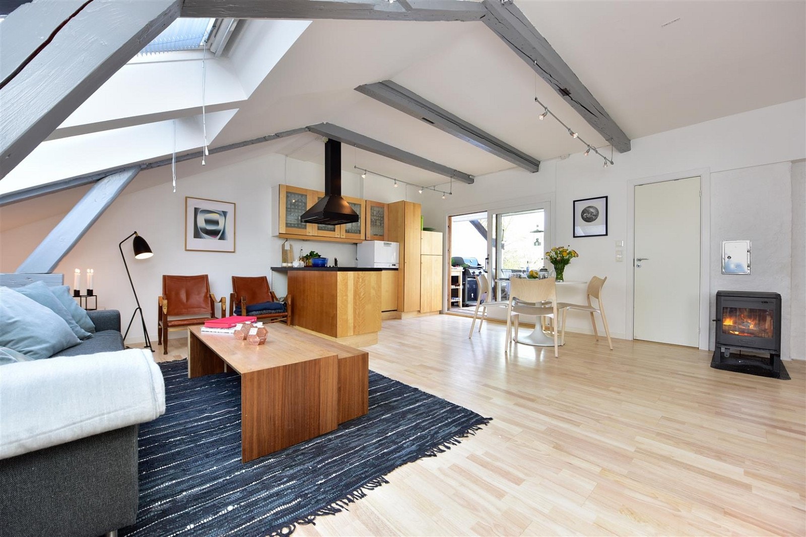 Her er det høyt under taket og godt med naturlig lys fra de store vindusflatene. Galleribilde