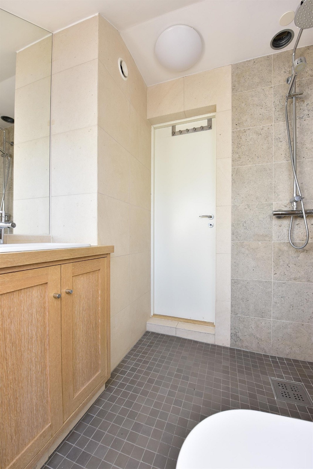 Få en god start på dagen med varme under føttene på det flislagte badet. Galleribilde