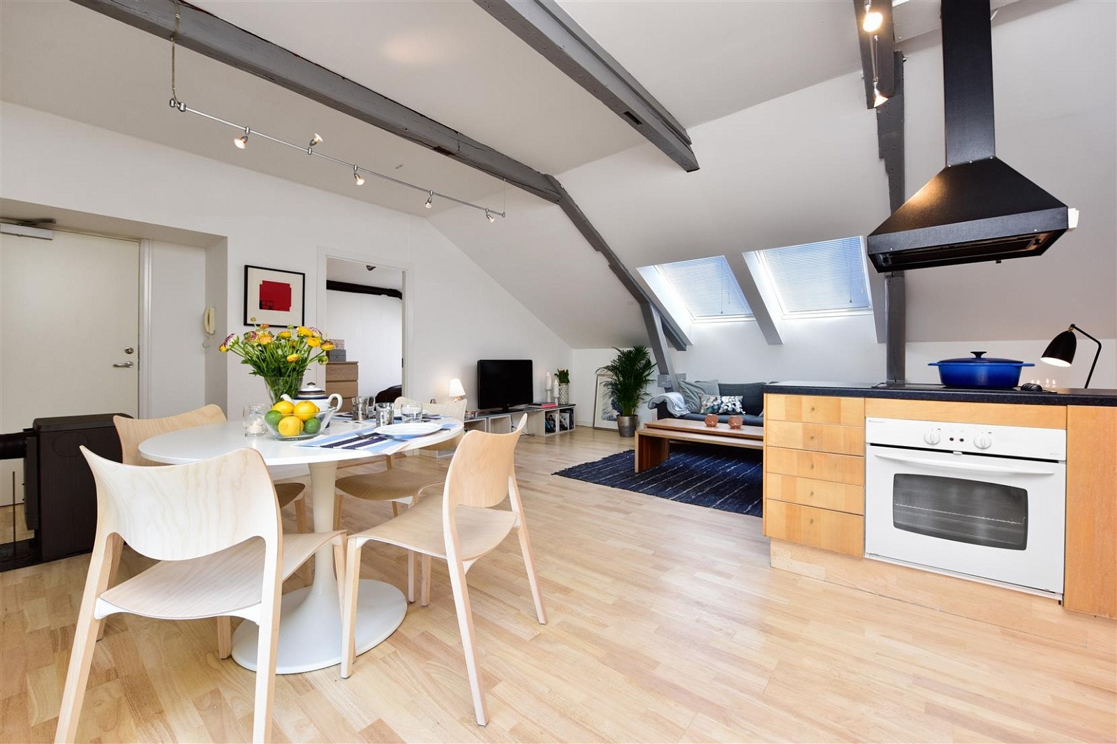Rommene er meget godt utnyttet og fordeler seg godt, med flere møbleringsmuligheter. Originale og vakre detaljer som massive bjelker i taket bidrar til sjarm på sitt beste. Galleribilde