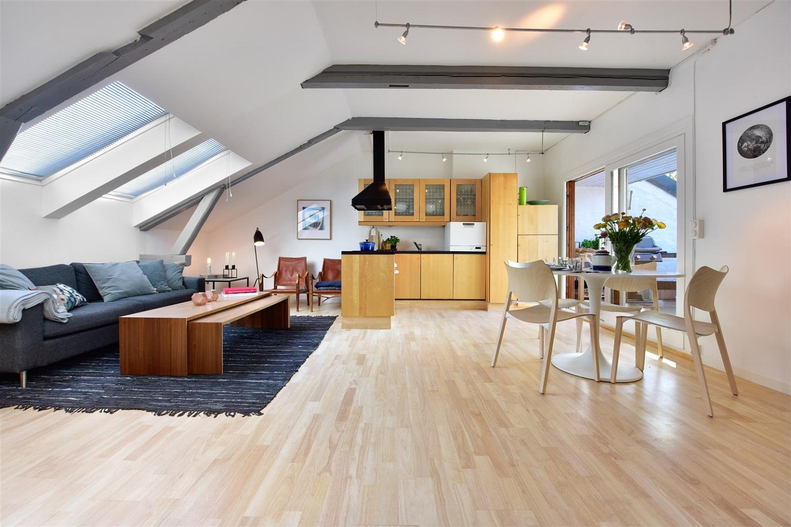 Sjarmerende toppleilighet i hjerte av Grünerløkka. Gjennomgående lys innslipp, privat takterrasse. Dette er en sann boligdrøm midt i byen. Galleribilde