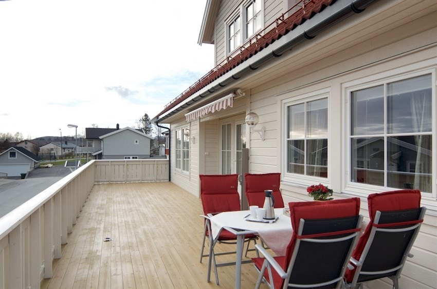 Stor og solrik veranda Galleribilde