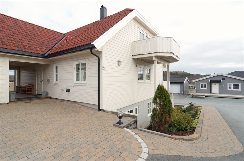 Fasade med inngangspart sett fra vest nordvest Galleribilde