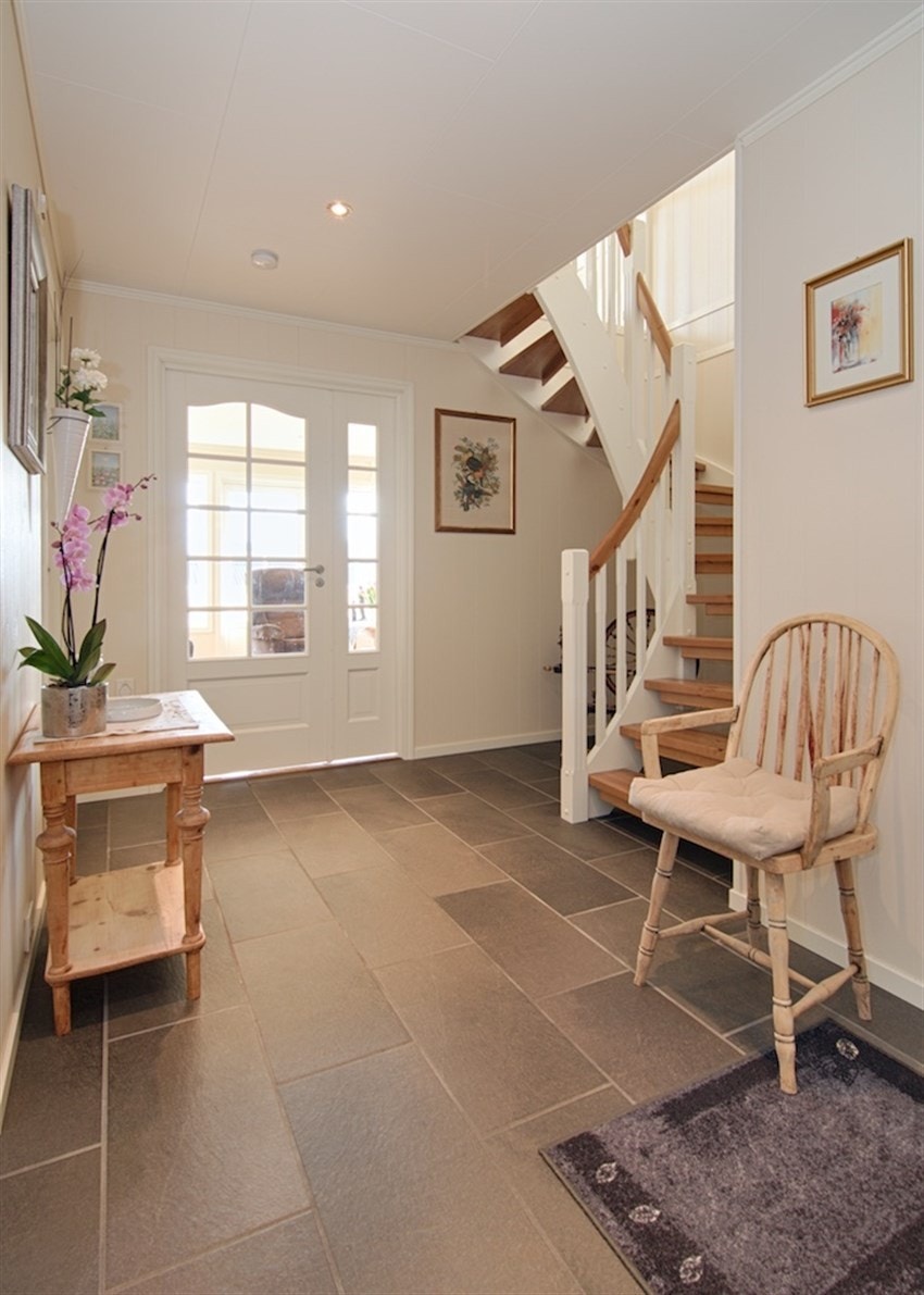 Hall/entre med trapp opp til 2. etg Galleribilde