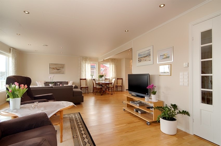 Stue med delvis åpen løsbning til kjøkken 1. etg. Galleribilde