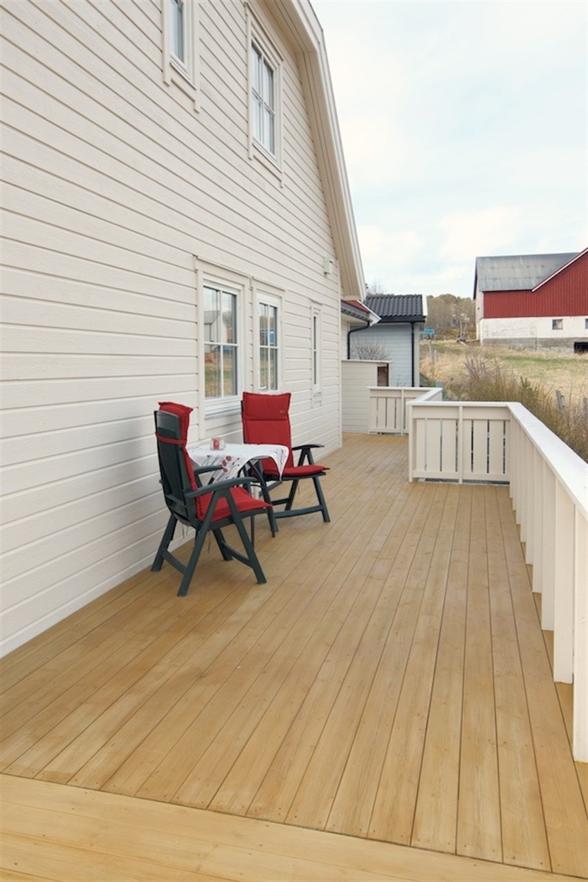 Verandaen går rundt to sider av boligen Galleribilde