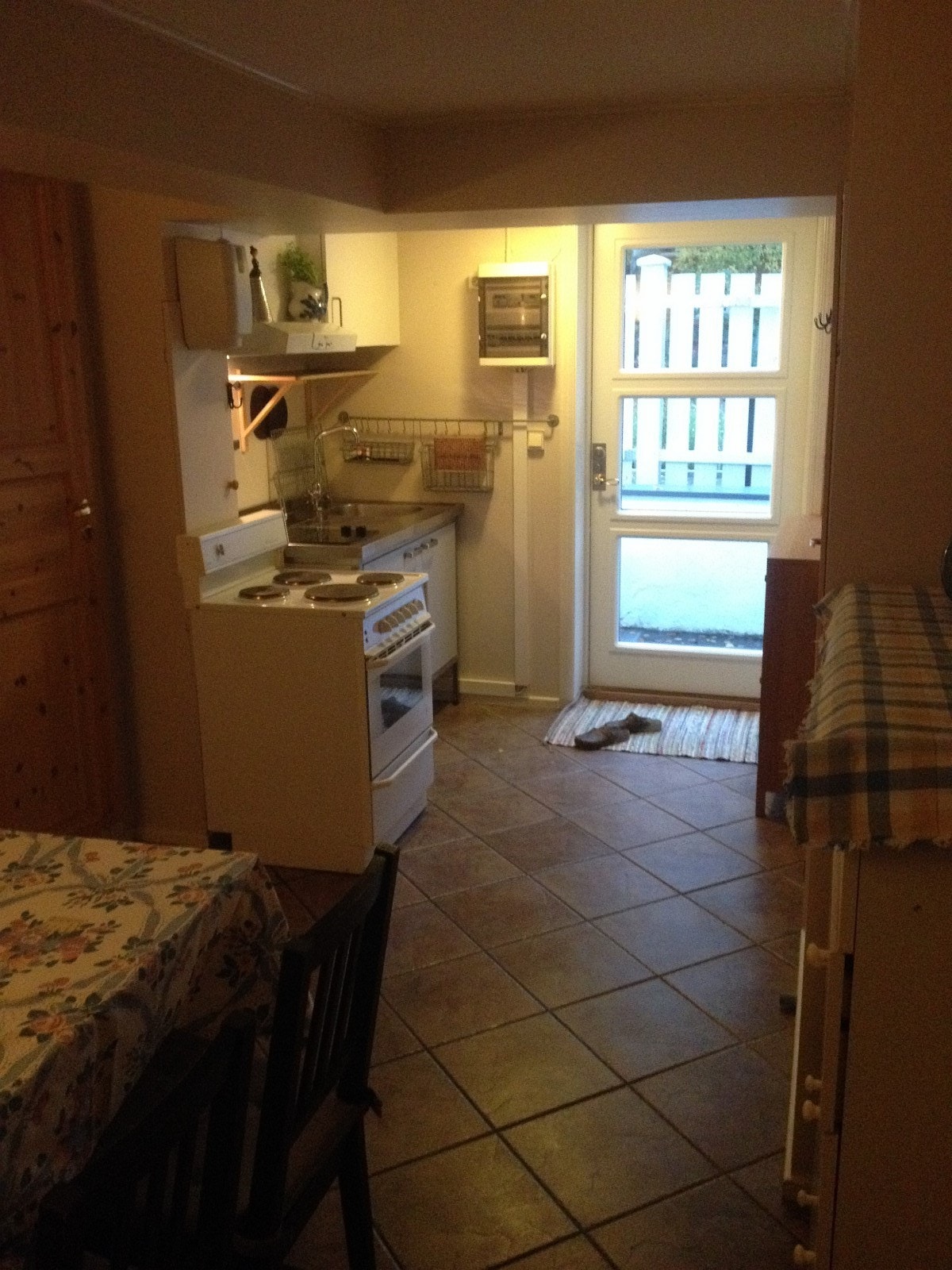 Oppholdsrom med spiseplass mot utgangsdør Galleribilde