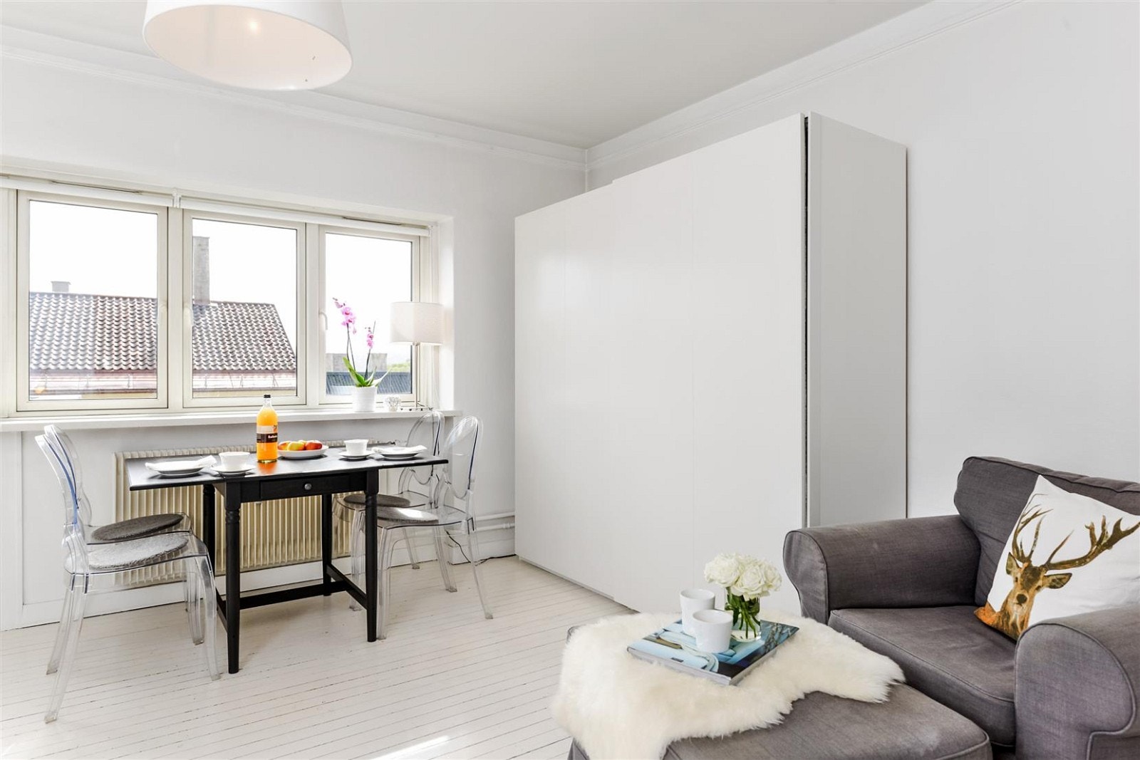 Stor skyvedørsgarderobe, originalt malt tregulv, mange vindusflater. Hele leiligheten er malt i 2013 og fremstår som meget godt vedlikeholdt. Galleribilde