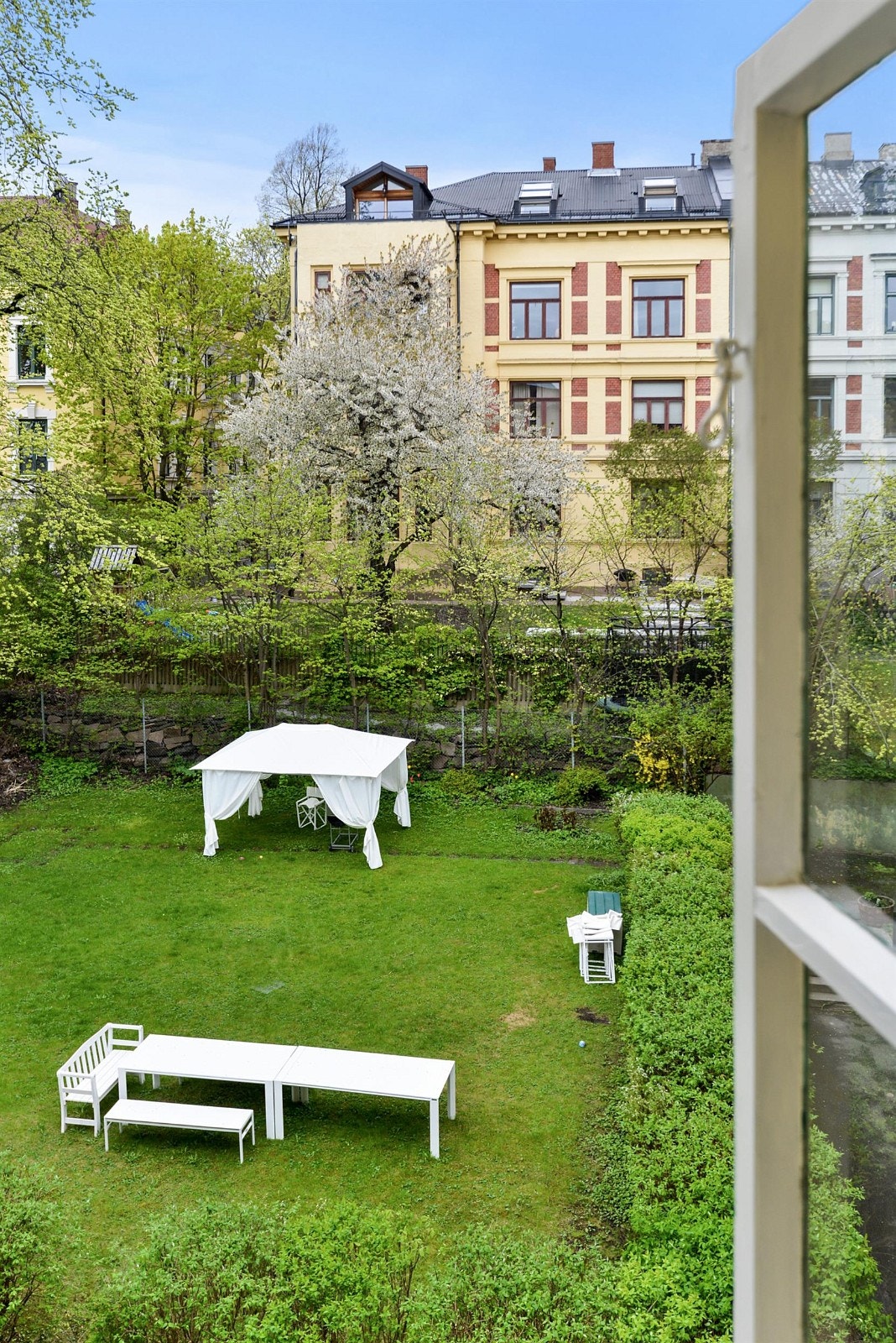 Dette er en av det hyggeligere bakgårdene i området. Sitteplasser, telt, gress og god plass. Galleribilde