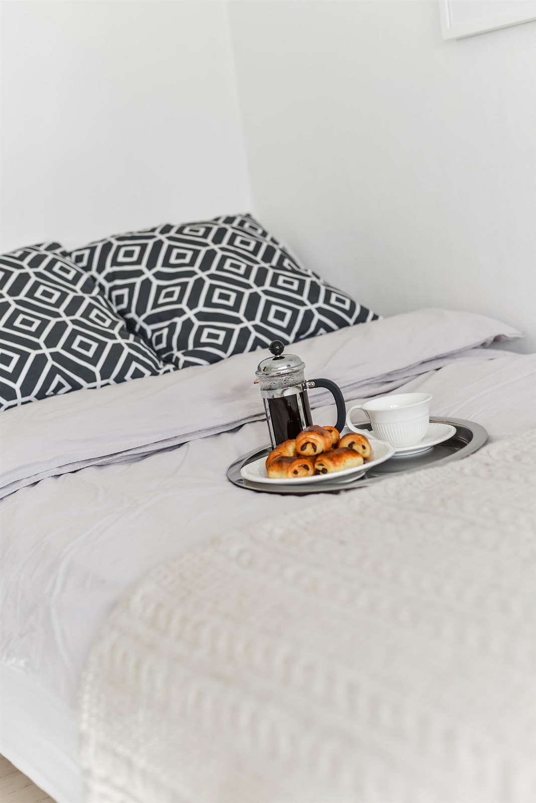 Detalj fra sovedelen; kaffe på sengen er servert. "Om været er fint kan vi kanskje stikke ut i parken?" Galleribilde