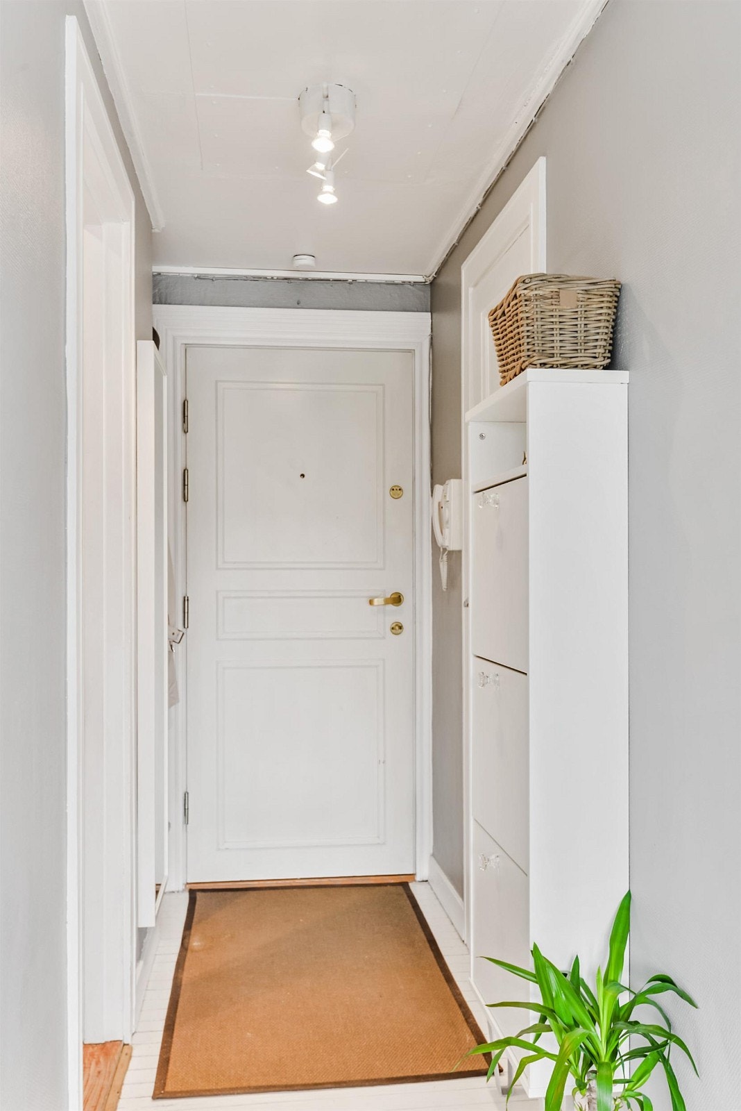 I entreen har du neders til venstre plass til yttertøy og sko. Inngangen på samme side fører til kjøkken. Døren til høyre fører til badet. Originalt malt tregulv og tidsriktige lysegrå vegger. Galleribilde
