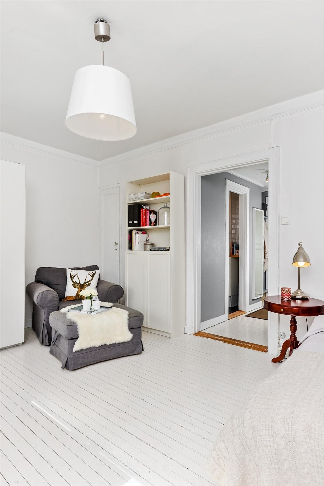 En lys og delikat leilighet med flere møbleringsmuligheter. Husk at det er ingen forkjøpsrett. Galleribilde