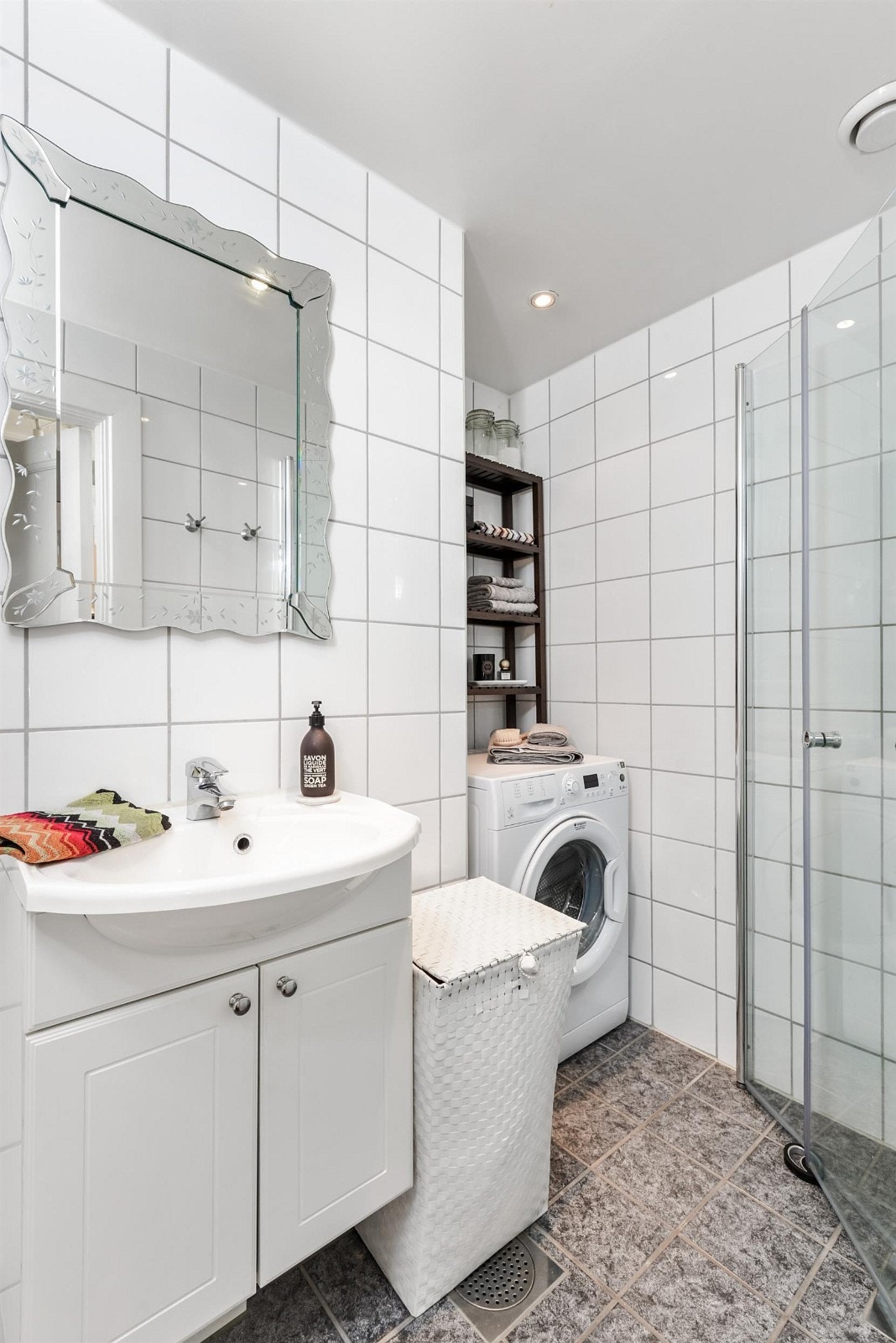 Opplegg for vaskemaskin, svingbare dusjdører frigjør plass. Galleribilde