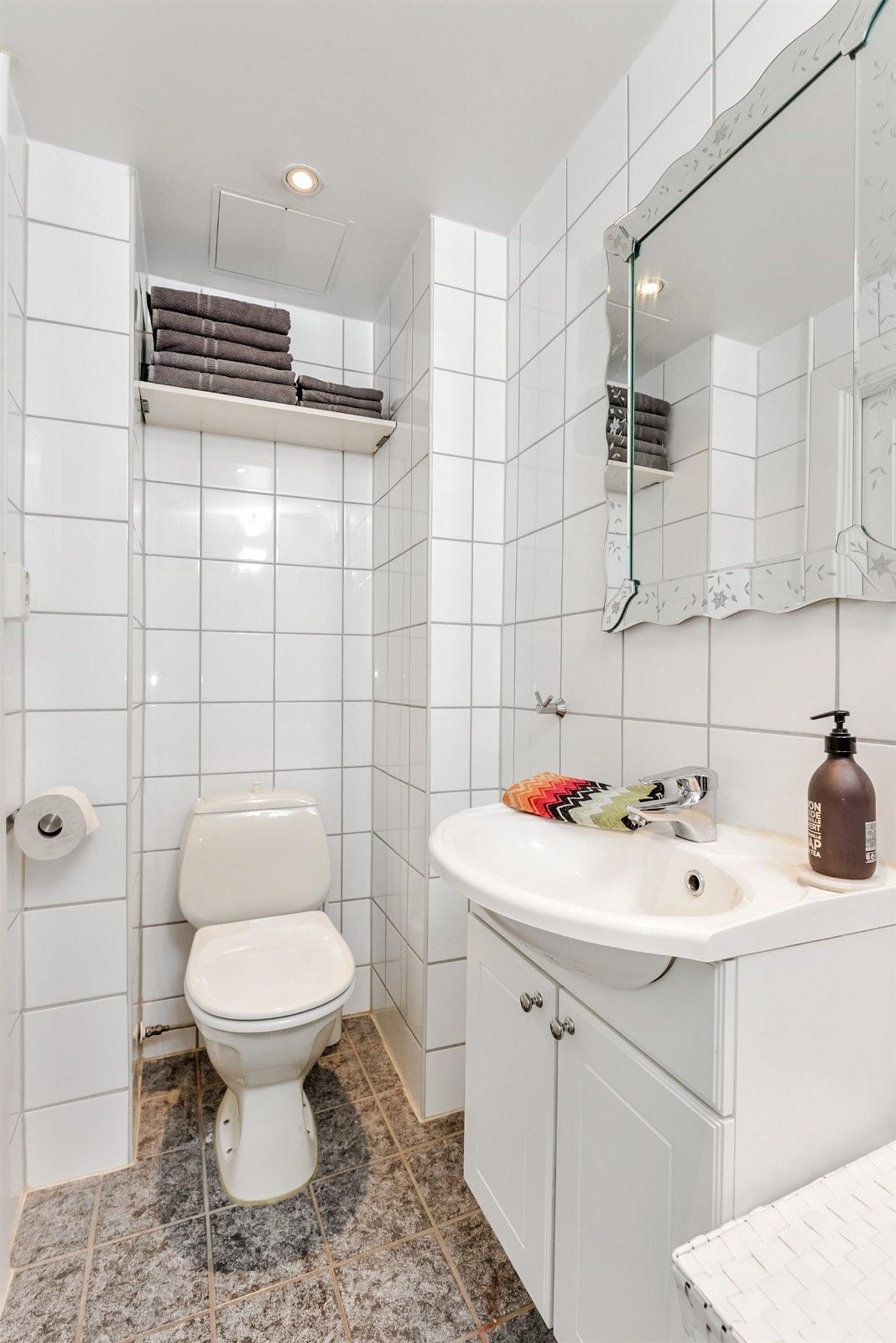 Servant, speil, wc. Det er varmekabler i gulv. Et romslig bad rehabilitert i 2004 i regi av boselskapet. Galleribilde