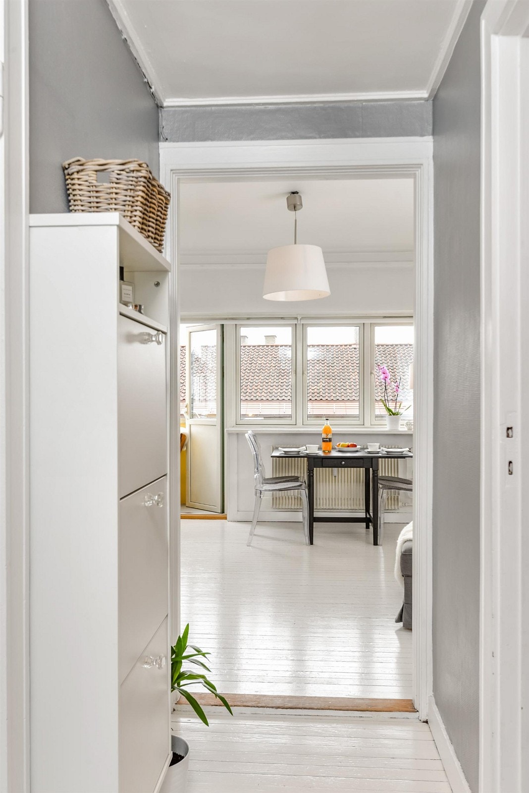 Velkommen inn. Dette er en hyggelig velkomst når man kommer hjem - en lys og fin leilighet. Galleribilde