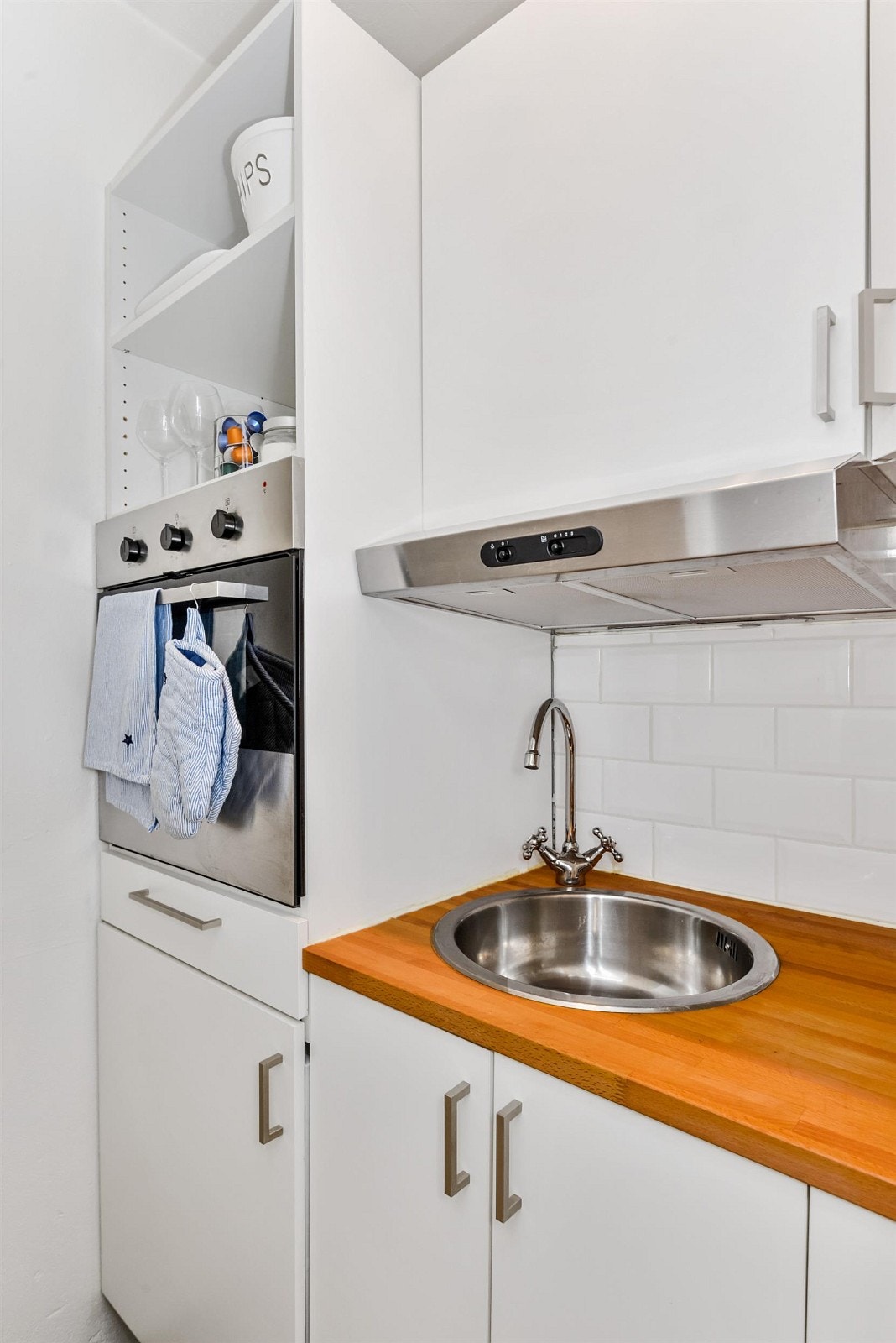 Kjøkken fra 2013. Nedsenket kum, integrert ovn, platetopp og kjøleskap - alt følger med leiligheten. Galleribilde