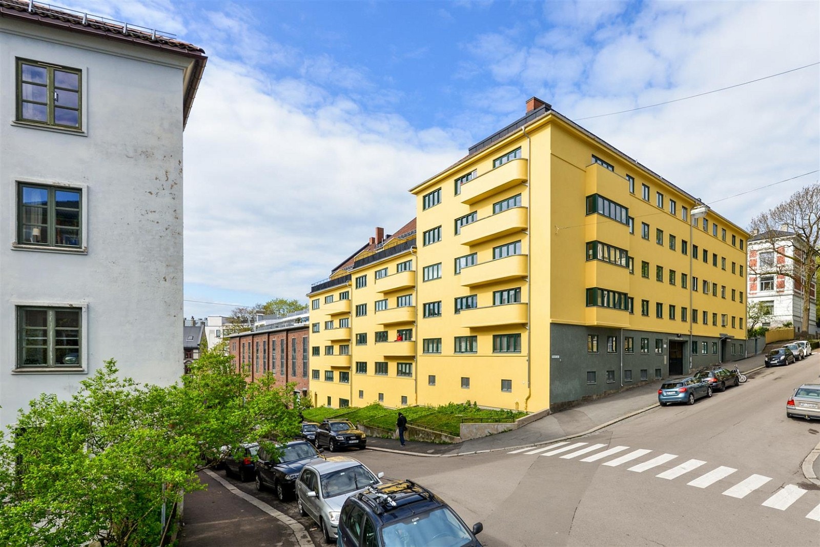 Kanskje din neste leilighet ligger i denne gule gården på St. Hanshaugen. Veldrevet boselskap og hyggelig nabolag. Galleribilde