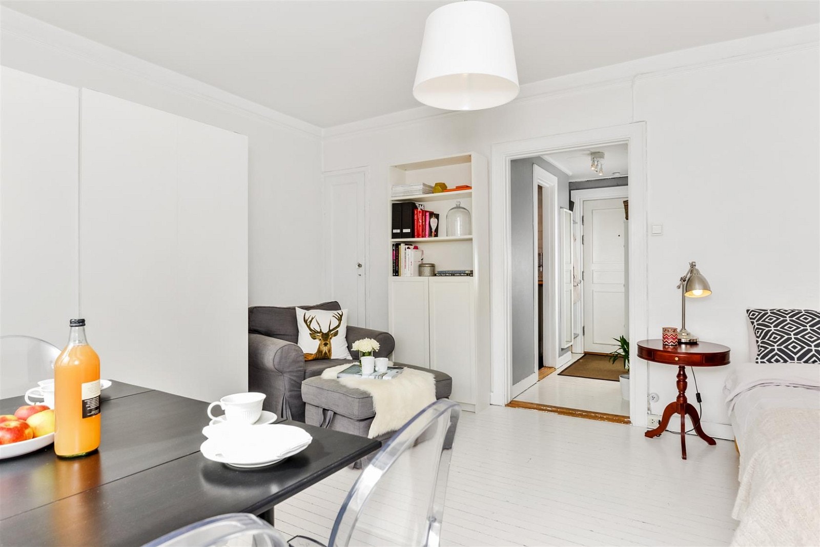 Det er mulighet for flere møbleringssoner, del opp rommet etter ønske. Innvendig skap/ kott er praktisk gjemmested for støvsuger, strykebrett og vaskekost. Galleribilde