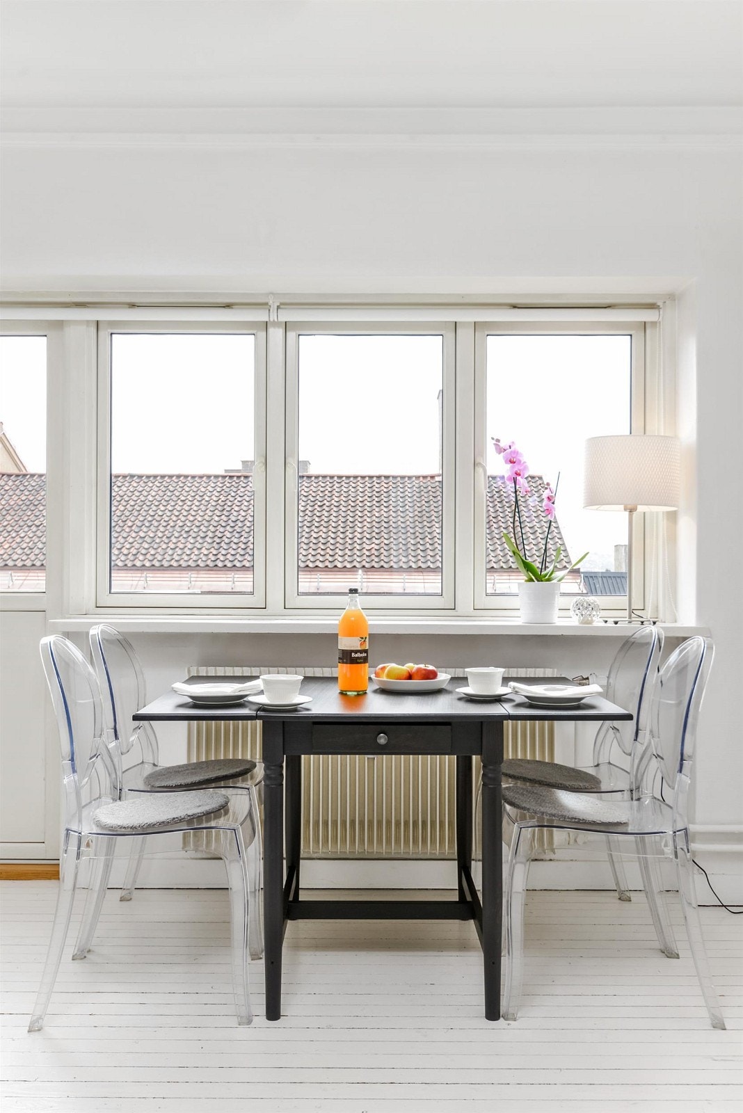 Inviter venner på en bedre middag, et bord med uttrekksmuligheter sørger for at mange kan få invitasjonen. Leiligheten er uten innsyn og føles meget privat. Galleribilde