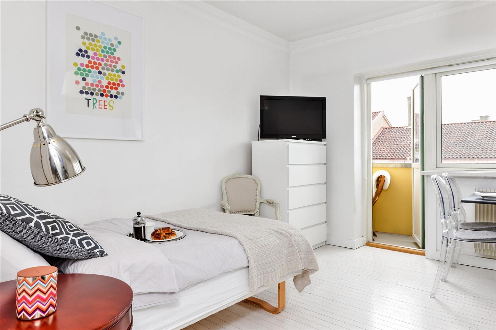 God morgen! Et hyggelig sted å våkne opp, strekk litt på beina, lukk opp døren og hør byen sakte men sikkert våkne. Her bor du supersentralt med alt det Oslo byr på nesten rett utenfor døren din. Galleribilde