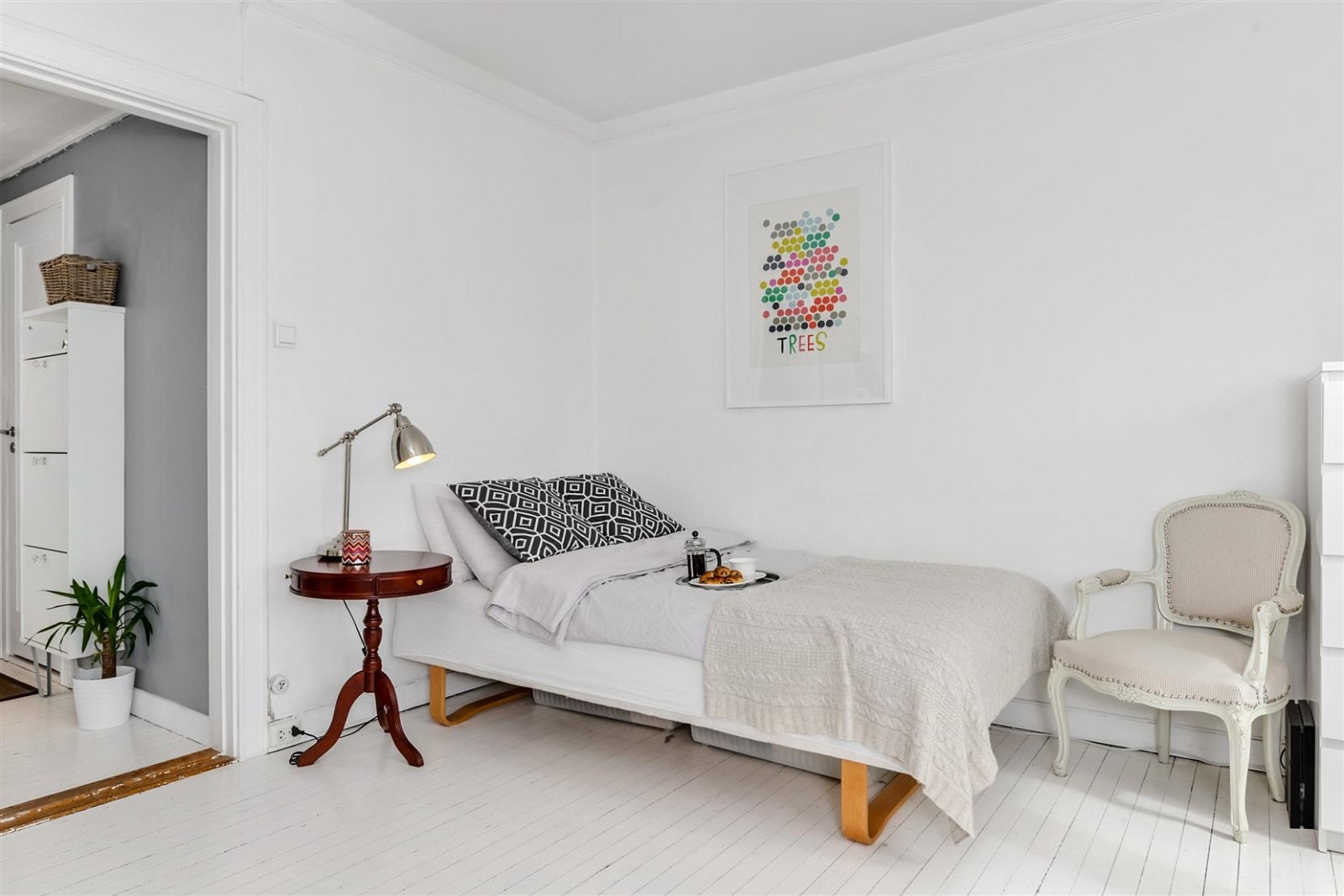 Her er det i dag innredet med en stor deilig seng. Kanskje du heller ønsker å utnytte plassen på en annen måte - en fin sovesofa er mitt forslag. IKEA har et godt utvalg. Galleribilde