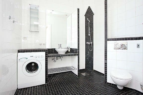 bad med litt utsikt og høytalere i taket Galleribilde