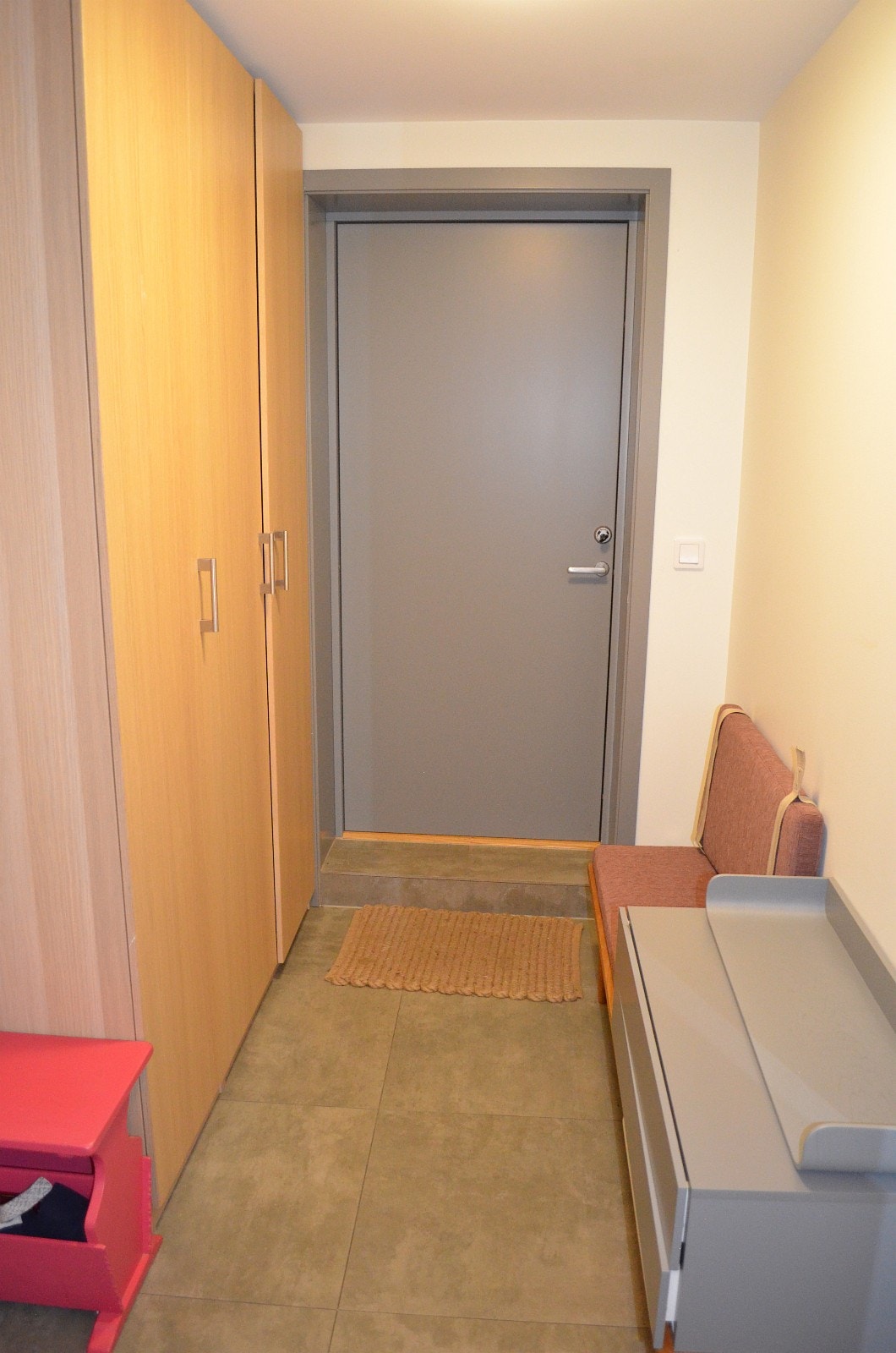 Romslig inngangsparti med god skapplass. Galleribilde