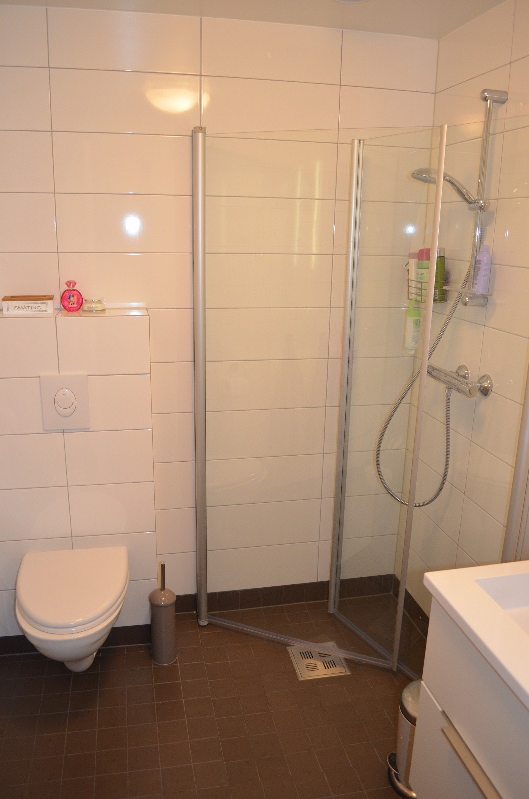 Vegghengt toalett for enkel rengjøring Galleribilde