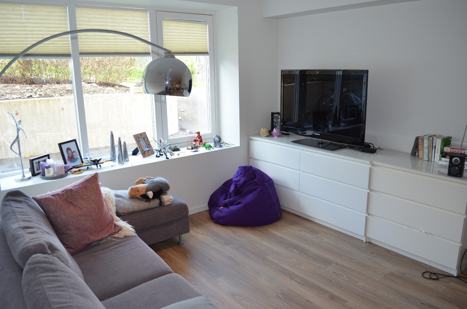 Stue med stort vindu og TVplass. Lun gulvvarme i alle rom Galleribilde