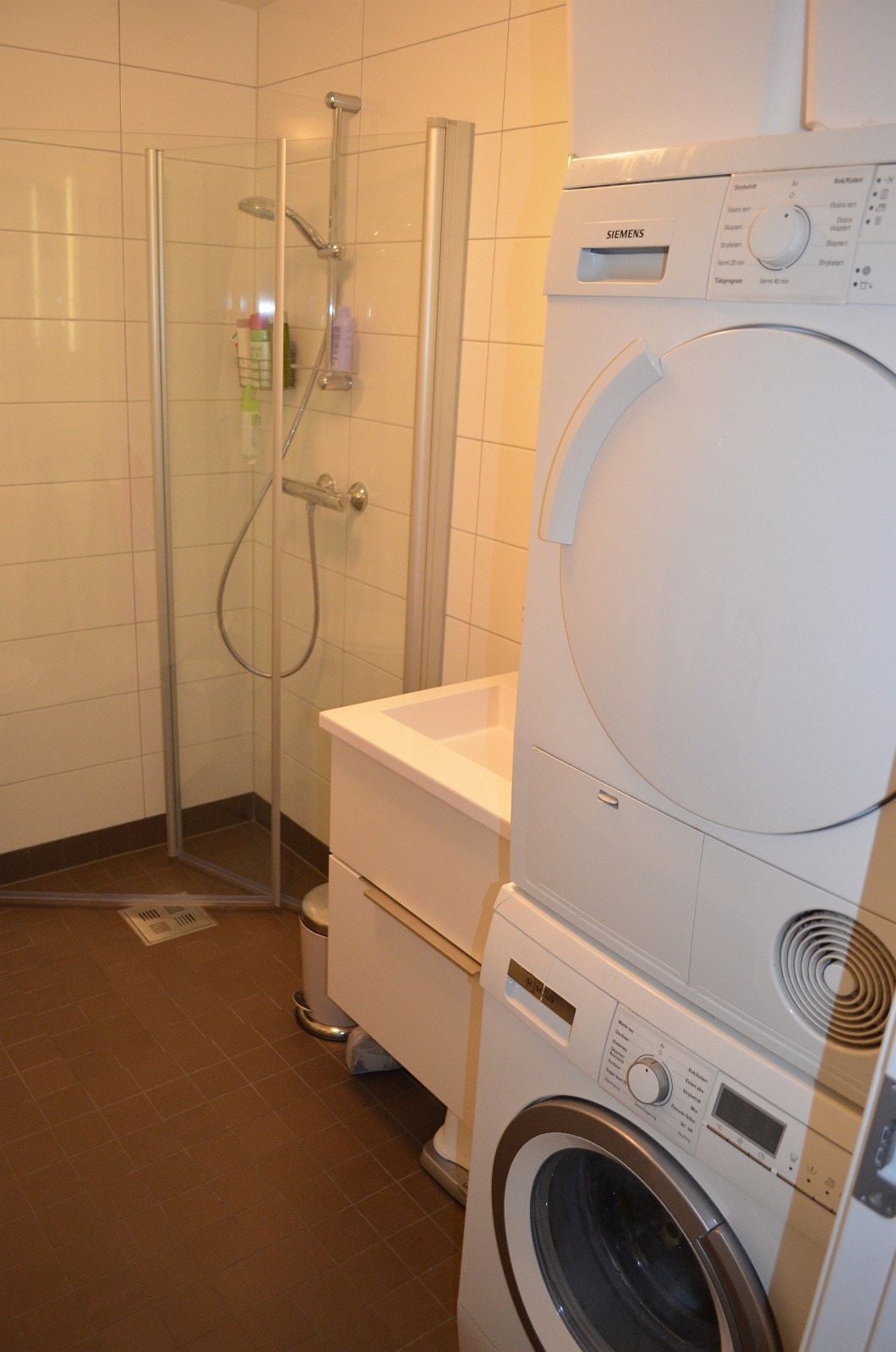 Plass for vaskemaskin og tørketrommel. Dusjhjørne og nedsenket dusjparti Galleribilde