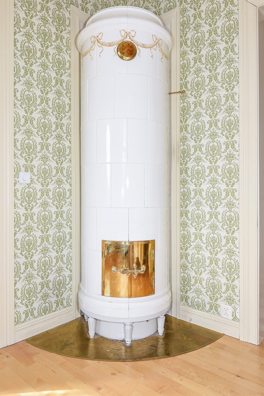 Flott kakkelovn i spisestuen Galleribilde