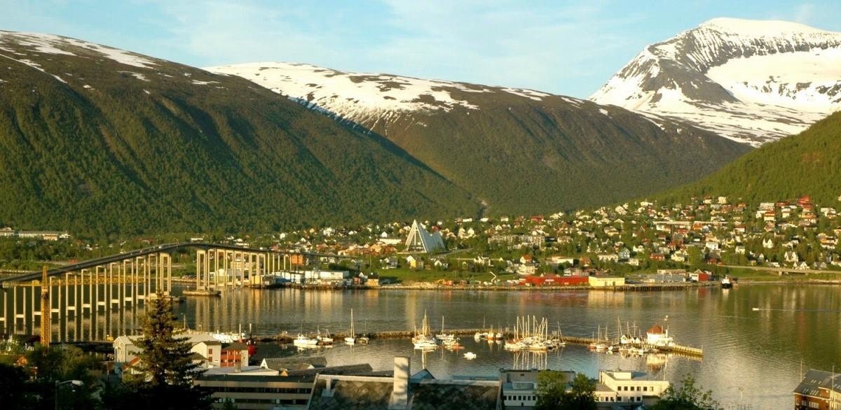 Utsikt mot Tromsøysundet og fastlandet Galleribilde