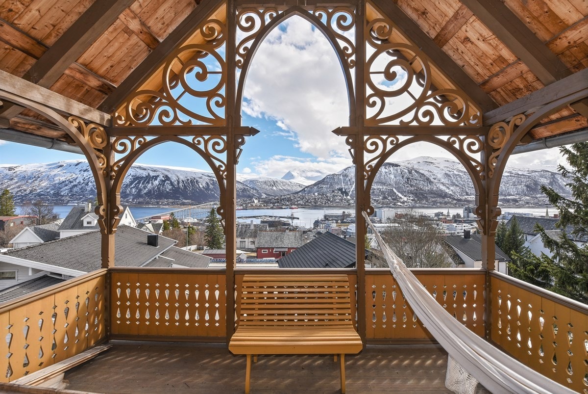 Overbygget terrasse med flott utsikt mot Tromsøysundet og fastlandet. Galleribilde