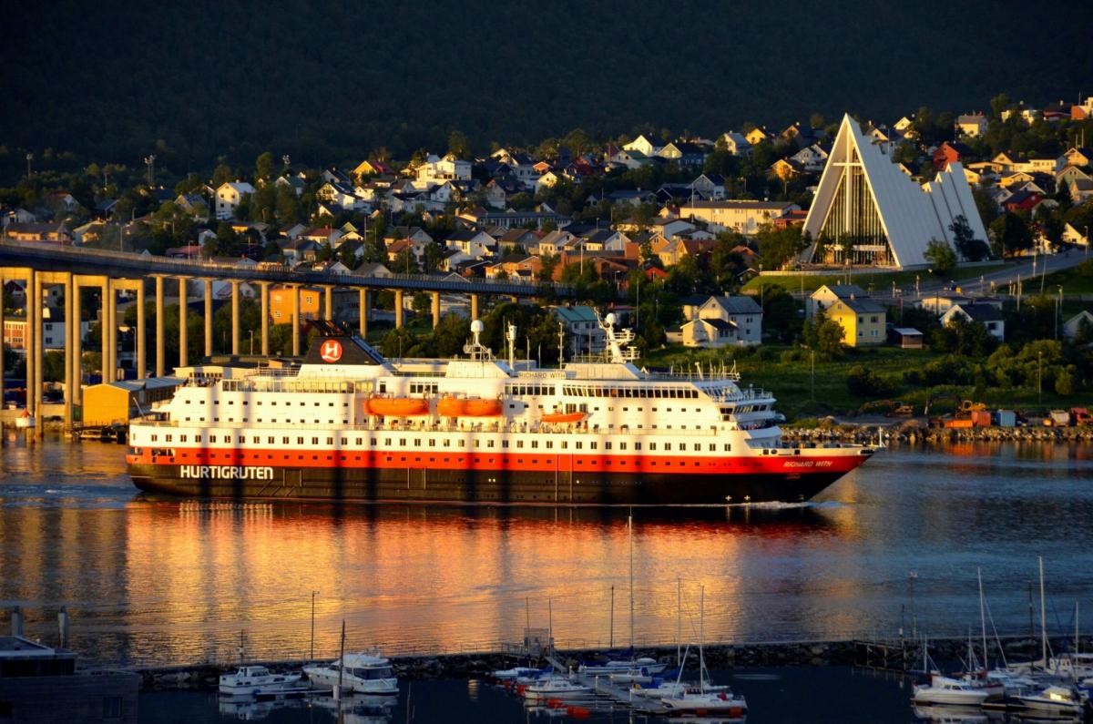 Utsikt mot Tromsøysundet og fastlandet Galleribilde